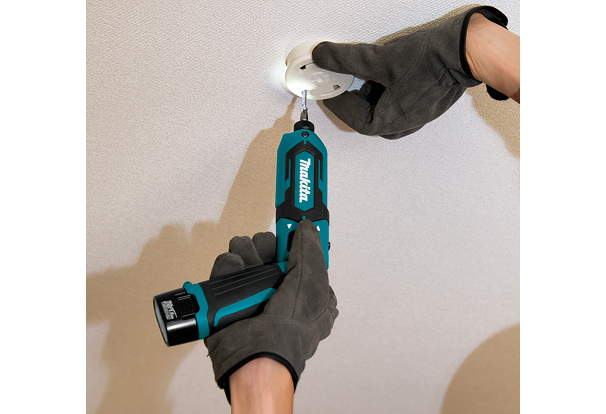 Απεικονίζεται χρήση του κατσαβιδιού.